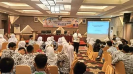 Ketua DPRD Sumbar Muhidi saat menghadiri kegiatan latihan menulis literasi tingkat SMA se-Kota Padang. (Foto: Ist)