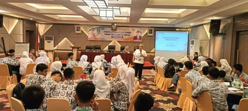 Ketua DPRD Sumbar Muhidi saat menghadiri kegiatan latihan menulis literasi tingkat SMA se-Kota Padang. (Foto: Ist)