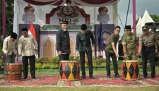 Gubernur Sumbar Mahyeldi saat membuka MTQ ke-46 tingkat Kota Sawahlunto 2026 di Lapangan Sepak Bola Santur, Kecamatan Barangin, Jumat (30/10/2026). (Foto: Adpsb)