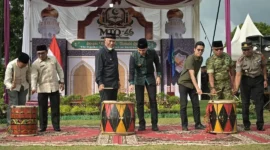 Gubernur Sumbar Mahyeldi saat membuka MTQ ke-46 tingkat Kota Sawahlunto 2026 di Lapangan Sepak Bola Santur, Kecamatan Barangin, Jumat (30/10/2026). (Foto: Adpsb)