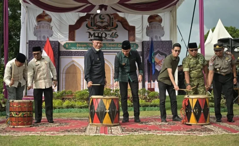 Gubernur Sumbar Mahyeldi saat membuka MTQ ke-46 tingkat Kota Sawahlunto 2026 di Lapangan Sepak Bola Santur, Kecamatan Barangin, Jumat (30/10/2026). (Foto: Adpsb)