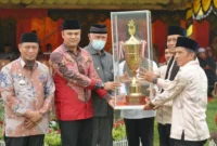 Gubernur Sumbar Mahyeldi saat membuka MTQ Nasional ke-42 tingkat Kabupaten Sijunjung di Lapangan Sepak Bola Tunas Karya, Tanjung Ampalu, Kecamatan Koto VII, Kamis (15/10/2026). (Foto: Adpsb)