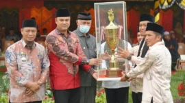 Gubernur Sumbar Mahyeldi saat membuka MTQ Nasional ke-42 tingkat Kabupaten Sijunjung di Lapangan Sepak Bola Tunas Karya, Tanjung Ampalu, Kecamatan Koto VII, Kamis (15/10/2026). (Foto: Adpsb)