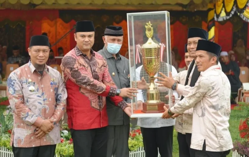 Gubernur Sumbar Mahyeldi saat membuka MTQ Nasional ke-42 tingkat Kabupaten Sijunjung di Lapangan Sepak Bola Tunas Karya, Tanjung Ampalu, Kecamatan Koto VII, Kamis (15/10/2026). (Foto: Adpsb)