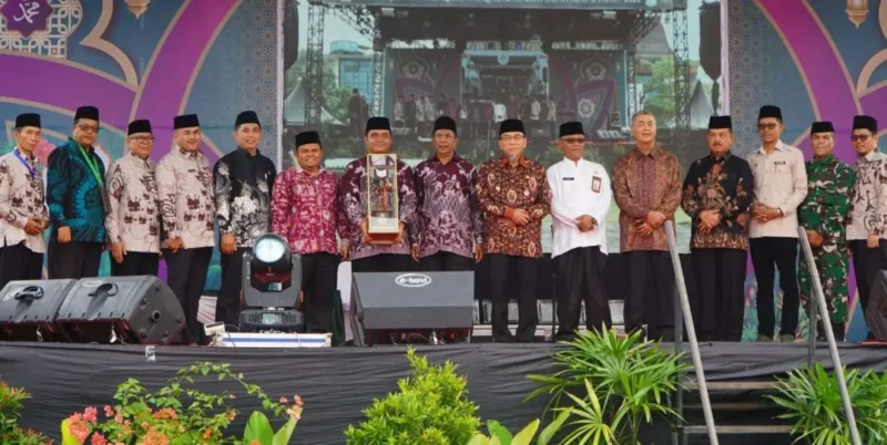 Wakil Wali Padang Maigus Nasir menutup MTQ Nasional ke-42 tingkat Kota Padang di Lapangan Upacara Balai Kota Padang, Aie Pacah, Rabu (14/10/2026). (Foto: Pemko Padang)