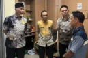 Gubernur Sumbar Mahyeldi Ansharullah menjenguk Ketua MUI Sumbar, Zulkarnaini di Rumah Sakit Medika Cilegon, Banten, Rabu (21/10/2026). (Foto: Adpsb)