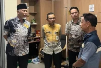 Gubernur Sumbar Mahyeldi Ansharullah menjenguk Ketua MUI Sumbar, Zulkarnaini di Rumah Sakit Medika Cilegon, Banten, Rabu (21/10/2026). (Foto: Adpsb)