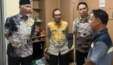 Gubernur Sumbar Mahyeldi Ansharullah menjenguk Ketua MUI Sumbar, Zulkarnaini di Rumah Sakit Medika Cilegon, Banten, Rabu (21/10/2026). (Foto: Adpsb)