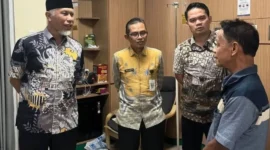 Gubernur Sumbar Mahyeldi Ansharullah menjenguk Ketua MUI Sumbar, Zulkarnaini di Rumah Sakit Medika Cilegon, Banten, Rabu (21/10/2026). (Foto: Adpsb)