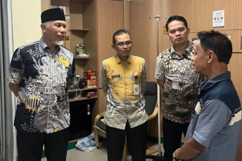 Gubernur Sumbar Mahyeldi Ansharullah menjenguk Ketua MUI Sumbar, Zulkarnaini di Rumah Sakit Medika Cilegon, Banten, Rabu (21/10/2026). (Foto: Adpsb)