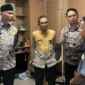 Gubernur Sumbar Mahyeldi Ansharullah menjenguk Ketua MUI Sumbar, Zulkarnaini di Rumah Sakit Medika Cilegon, Banten, Rabu (21/10/2026). (Foto: Adpsb)