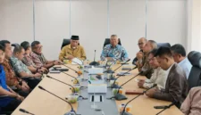 Gubernur Sumbar, Mahyeldi Ansharullah saat bertemu dengan Plt Kepala Badan Bank Tanah, Hakiki Sudrajat, di Jakarta pada Selasa (6/10/2026). (Foto: Adpsb)