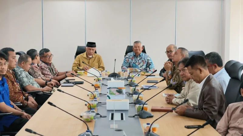 Gubernur Sumbar, Mahyeldi Ansharullah saat bertemu dengan Plt Kepala Badan Bank Tanah, Hakiki Sudrajat, di Jakarta pada Selasa (6/10/2026). (Foto: Adpsb)