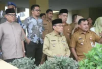 Wakil Wali Kota Padang Maigus Nasir dan jajaran meninjau kesiapan panggung utama MTQ ke-42 tingkat Kota Padang di Lapangan Apeksi Balai Kota Aia Pacah (6/10/2026). (Foto: Pemko Padang)