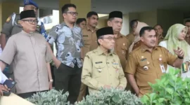 Wakil Wali Kota Padang Maigus Nasir dan jajaran meninjau kesiapan panggung utama MTQ ke-42 tingkat Kota Padang di Lapangan Apeksi Balai Kota Aia Pacah (6/10/2026). (Foto: Pemko Padang)