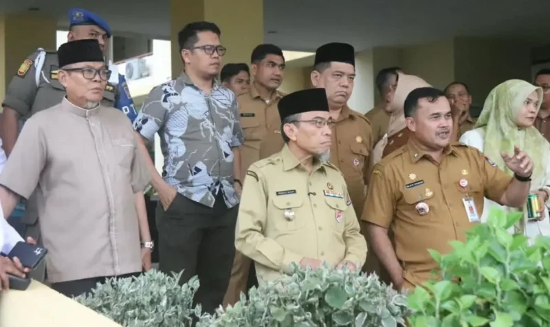 Wakil Wali Kota Padang Maigus Nasir dan jajaran meninjau kesiapan panggung utama MTQ ke-42 tingkat Kota Padang di Lapangan Apeksi Balai Kota Aia Pacah (6/10/2026). (Foto: Pemko Padang)