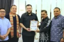 Wali Kota Padang, Fadly Amran menerima kunjungan silaturahmi rombongan Majlis Belia Malaysia (MBM) di Kediaman Resmi Wali Kota, Minggu (11/10/2026). (Foto: Pemko Padang)