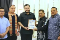 Wali Kota Padang, Fadly Amran menerima kunjungan silaturahmi rombongan Majlis Belia Malaysia (MBM) di Kediaman Resmi Wali Kota, Minggu (11/10/2026). (Foto: Pemko Padang)