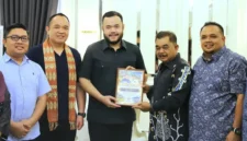 Wali Kota Padang, Fadly Amran menerima kunjungan silaturahmi rombongan Majlis Belia Malaysia (MBM) di Kediaman Resmi Wali Kota, Minggu (11/10/2026). (Foto: Pemko Padang)