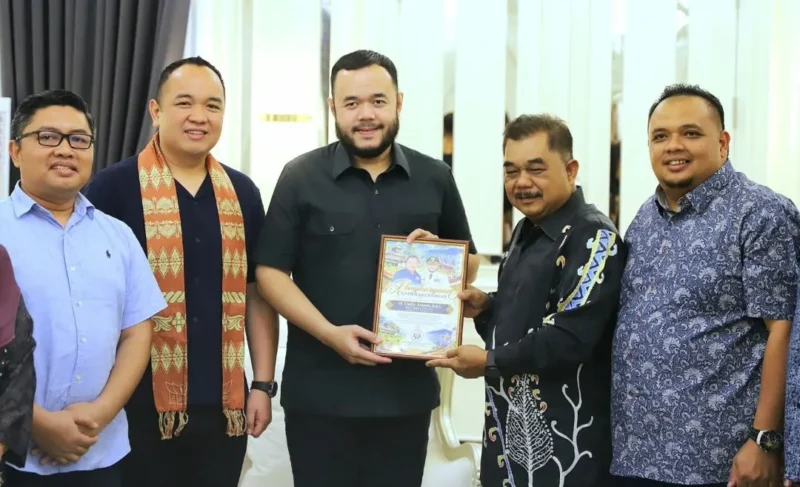 Wali Kota Padang, Fadly Amran menerima kunjungan silaturahmi rombongan Majlis Belia Malaysia (MBM) di Kediaman Resmi Wali Kota, Minggu (11/10/2026). (Foto: Pemko Padang)