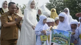 Bunda PAUD Kota Padang, Dian Puspita Fadly Amran membuka kegiatan Manasik Haji bagi Anak TK se-Kota Padang di Manasik Haji UIN Imam Bonjol, Lubuk Lintah, Padang, Selasa (6/10/2026). (Foto: Pemko Padang)