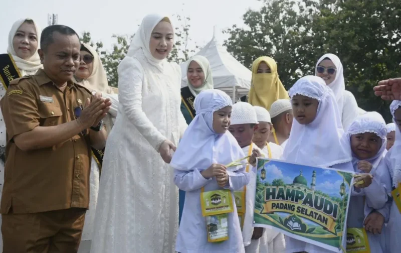 Bunda PAUD Kota Padang, Dian Puspita Fadly Amran membuka kegiatan Manasik Haji bagi Anak TK se-Kota Padang di Manasik Haji UIN Imam Bonjol, Lubuk Lintah, Padang, Selasa (6/10/2026). (Foto: Pemko Padang)