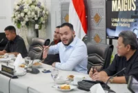 Wali Kota Padang Fadly Amran membahas usulan master plan penataan dan pengembangan kawasan Sungai Batang Arau, Minggu (25/10/2026). (Foto: Pemko Padang)