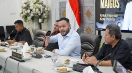 Wali Kota Padang Fadly Amran membahas usulan master plan penataan dan pengembangan kawasan Sungai Batang Arau, Minggu (25/10/2026). (Foto: Pemko Padang)