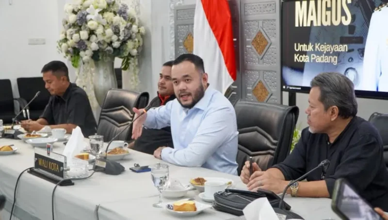 Wali Kota Padang Fadly Amran membahas usulan master plan penataan dan pengembangan kawasan Sungai Batang Arau, Minggu (25/10/2026). (Foto: Pemko Padang)