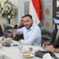 Wali Kota Padang Fadly Amran membahas usulan master plan penataan dan pengembangan kawasan Sungai Batang Arau, Minggu (25/10/2026). (Foto: Pemko Padang)