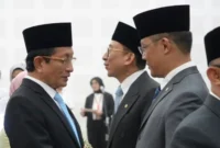 Menag Nasaruddin Umar menyalami Menko PMK Sugiono dalam kegiatan serah terima jabatan Menko PMK di Jakarta, Senin (5/10/2026). (Foto: Thesa Putri/Kemenag)