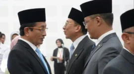 Menag Nasaruddin Umar menyalami Menko PMK Sugiono dalam kegiatan serah terima jabatan Menko PMK di Jakarta, Senin (5/10/2026). (Foto: Thesa Putri/Kemenag)