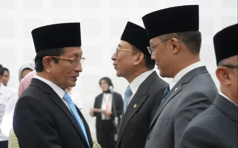 Menag Nasaruddin Umar menyalami Menko PMK Sugiono dalam kegiatan serah terima jabatan Menko PMK di Jakarta, Senin (5/10/2026). (Foto: Thesa Putri/Kemenag)