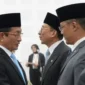 Menag Nasaruddin Umar menyalami Menko PMK Sugiono dalam kegiatan serah terima jabatan Menko PMK di Jakarta, Senin (5/10/2026). (Foto: Thesa Putri/Kemenag)