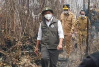 Menteri Kehutanan Raja Juli Antoni meninjau proses pemadaman karhutla. (Foto: Kemenhut)