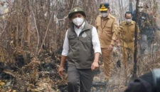 Menteri Kehutanan Raja Juli Antoni meninjau proses pemadaman karhutla. (Foto: Kemenhut)