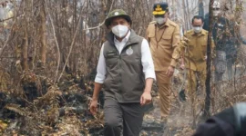 Menteri Kehutanan Raja Juli Antoni meninjau proses pemadaman karhutla. (Foto: Kemenhut)