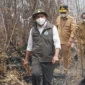 Menteri Kehutanan Raja Juli Antoni meninjau proses pemadaman karhutla. (Foto: Kemenhut)