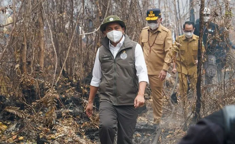 Menteri Kehutanan Raja Juli Antoni meninjau proses pemadaman karhutla. (Foto: Kemenhut)