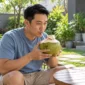 Ilustrasi mengonsumsi air kelapa. (Foto: AI Generated)
