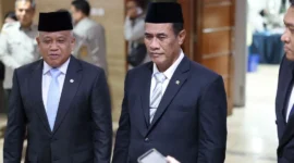Mentan Andi Amran Sulaiman saat menyambut Wamentan Muhammad Saleh Mustafa di lingkungan Kementan, Senin (5/10/2026). (Foto: Kementan) 