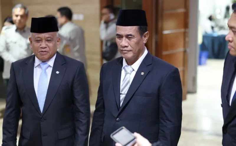 Mentan Andi Amran Sulaiman saat menyambut Wamentan Muhammad Saleh Mustafa di lingkungan Kementan, Senin (5/10/2026). (Foto: Kementan) 