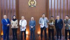 Menteri UMKM Maman Abdurrahman dalam konferensi pers di Gedung DPR, Senayan, Jakarta, Kamis (8/10). (Foto: Kementerian UMKM)
