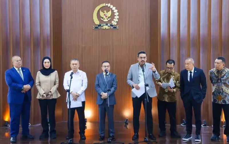 Menteri UMKM Maman Abdurrahman dalam konferensi pers di Gedung DPR, Senayan, Jakarta, Kamis (8/10). (Foto: Kementerian UMKM)