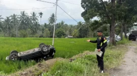 Petugas Satlantas Polres Solok melakukan olah TKP, Senin (26/10/2026). (Foto: Satlantas Polres Solok)