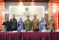 Sekretaris DPRD Sumbar, Maifrizon didampingi Kepala Bagian Persidangan dan Perundang-undangan, Dahrul Idris saat mengikuti Monev Keterbukaan Informasi Publik 2026. (Foto: Ist)