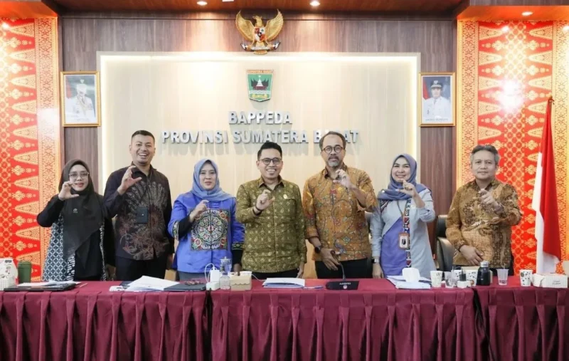 Sekretaris DPRD Sumbar, Maifrizon didampingi Kepala Bagian Persidangan dan Perundang-undangan, Dahrul Idris saat mengikuti Monev Keterbukaan Informasi Publik 2026. (Foto: Ist)