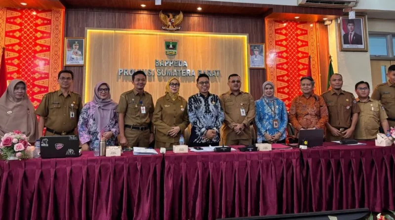 Pemko Padang mempresentasikan komitmen dan capaian keterbukaan informasi publik pada kegiatan Monitoring dan Evaluasi Keterbukaan Informasi Badan Publik se-Sumbar 2026 di Aula Kantor Bappeda Sumbar, Selasa (20/10/2026). (Foto: Pemko Padang)
