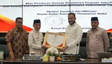Wali Kota Padang Fadly Amran didampingi Wakil Wali Kota Maigus Nasir saat monthly meeting di Ruang Abu Bakar Ja'ar, Balai Kota Padang, Aie Pacah, Senin (12/10/2026). (Foto: Pemko Padang)