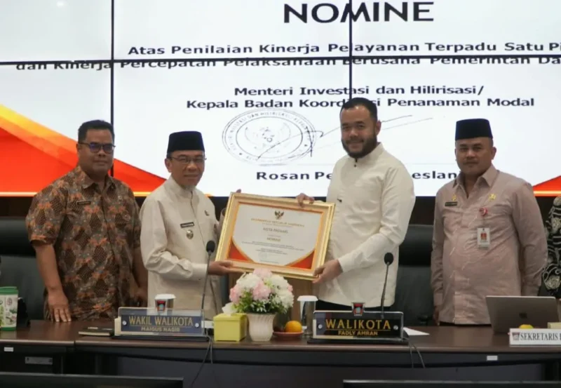 Wali Kota Padang Fadly Amran didampingi Wakil Wali Kota Maigus Nasir saat monthly meeting di Ruang Abu Bakar Ja'ar, Balai Kota Padang, Aie Pacah, Senin (12/10/2026). (Foto: Pemko Padang)